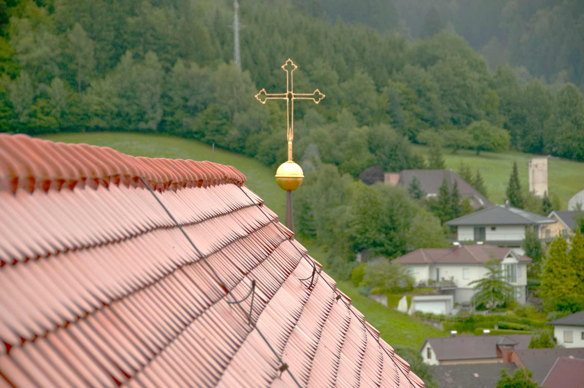 Kirchendach mit Kreuz